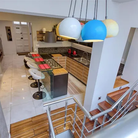 Sunlit Maisonette W / Private Terrace Rbt008 *